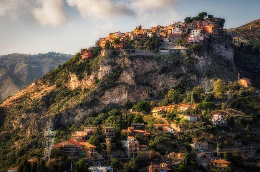 Five family holidays in Italy for your next reunion 3 houses on mountainside in Sicily